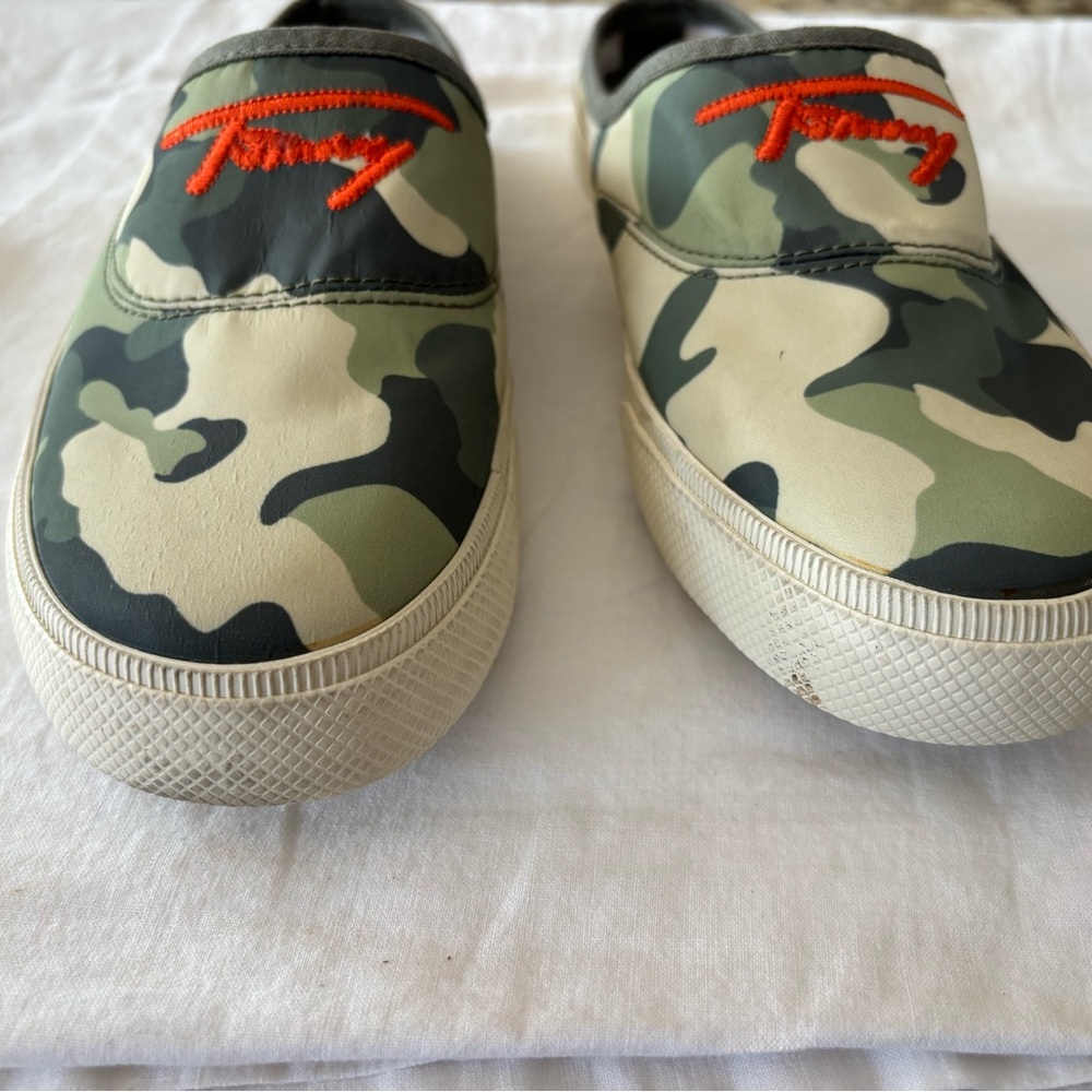Tommy Hilfiger camo slide on‎ shoes. Nylon canvas write orange embroidered logo. - Picture 6 of 8